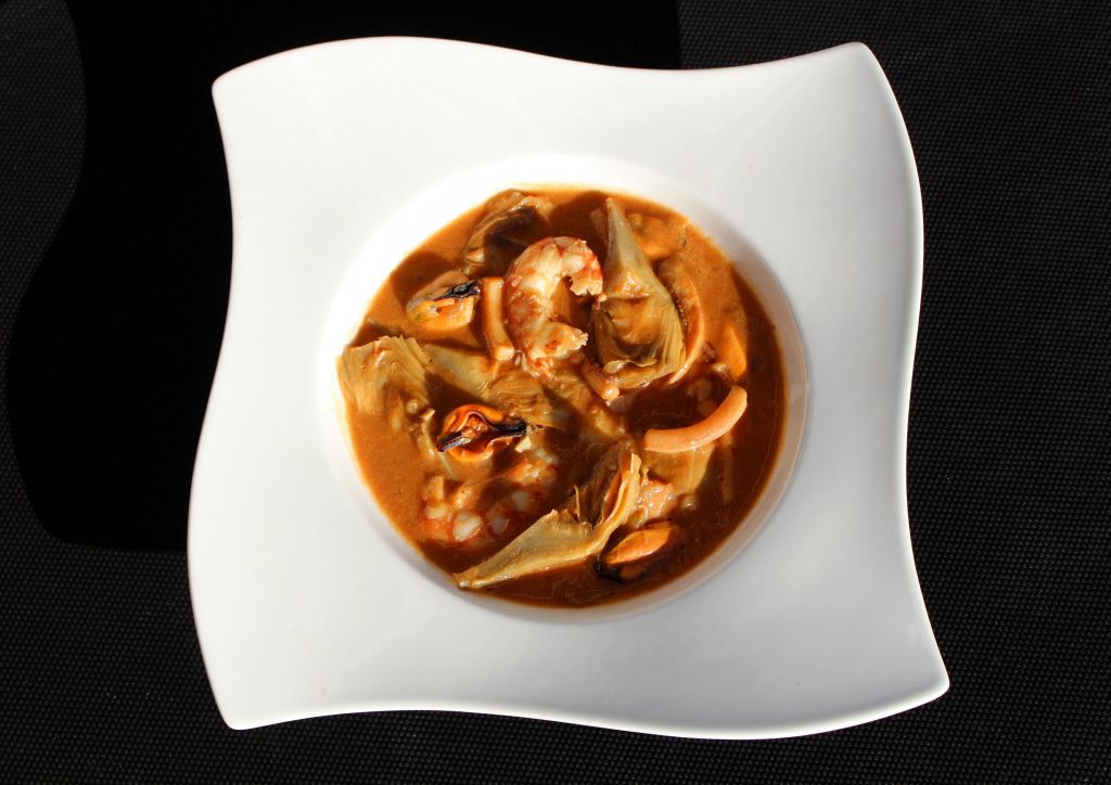 Guiso de Alcachofas, Calamar, Mejillones y Gambón
