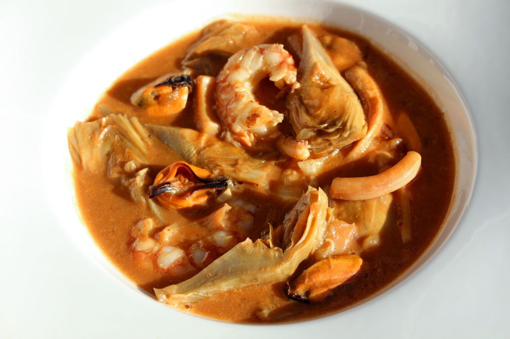 Guiso de Alcachofas, Calamar, Mejillones y Gambón