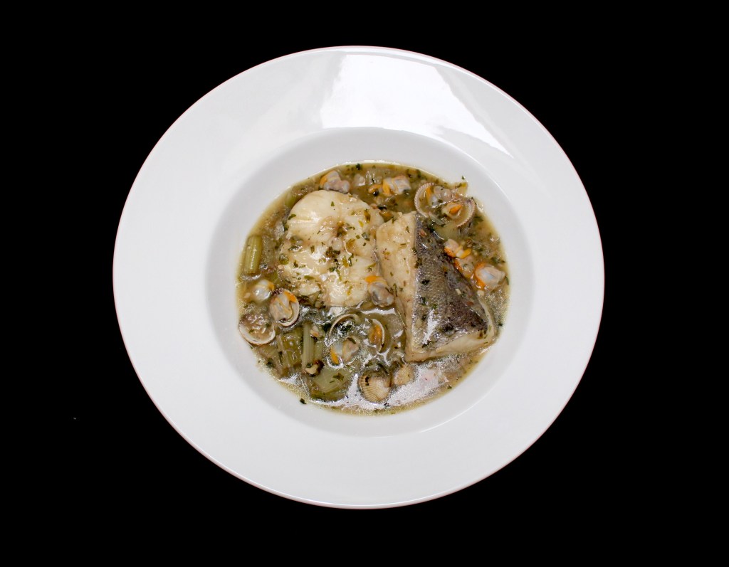 Merluza en Salsa Verde con Berberechos y Cardos