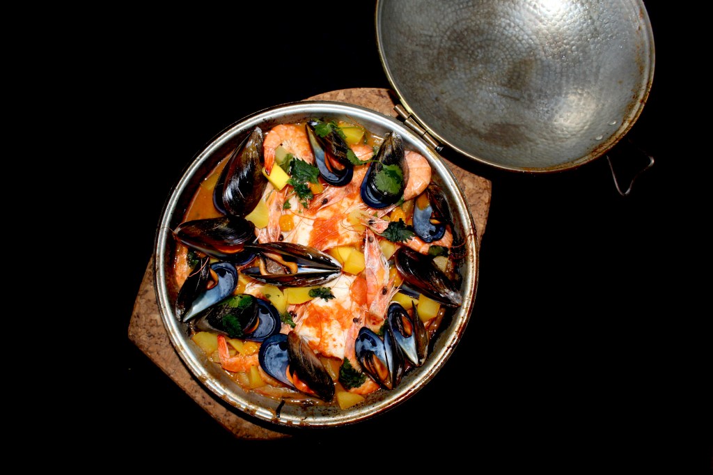 Cataplana de Bacalao, Mango, Physalis y Marisco