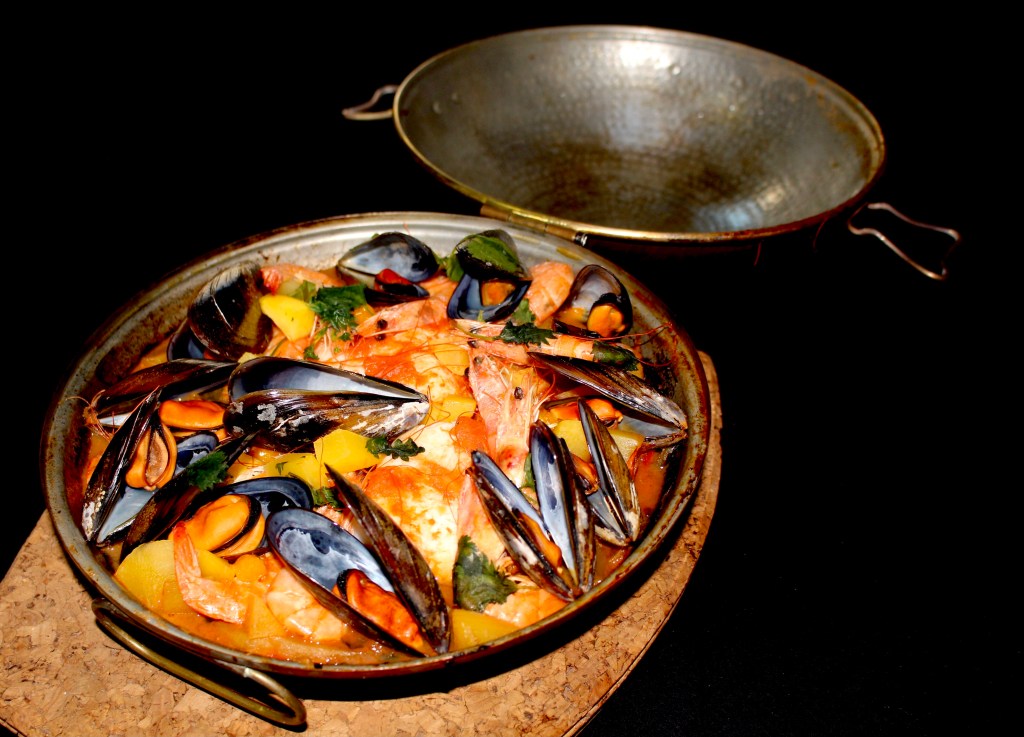 Cataplana de Bacalao, Mango, Physalis y Marisco