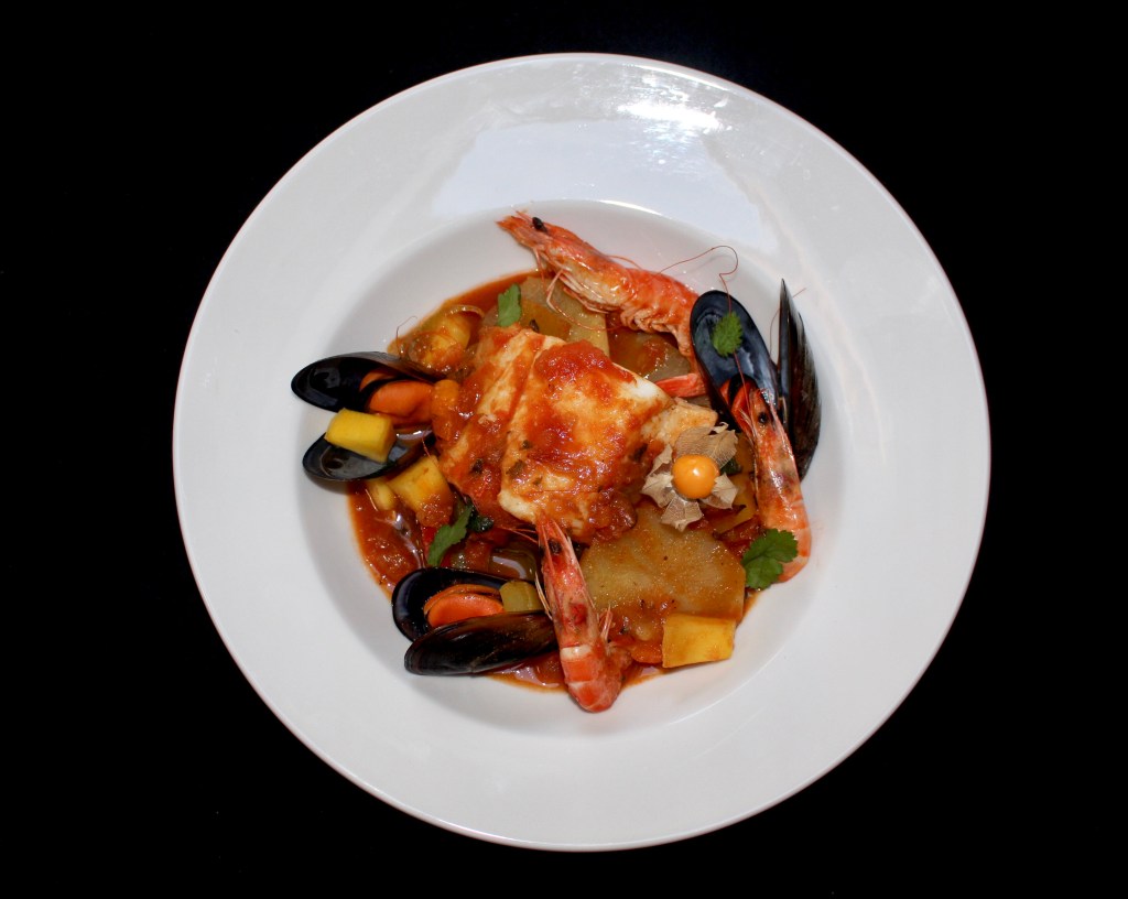 Cataplana de Bacalao, Mango, Physalis y Marisco