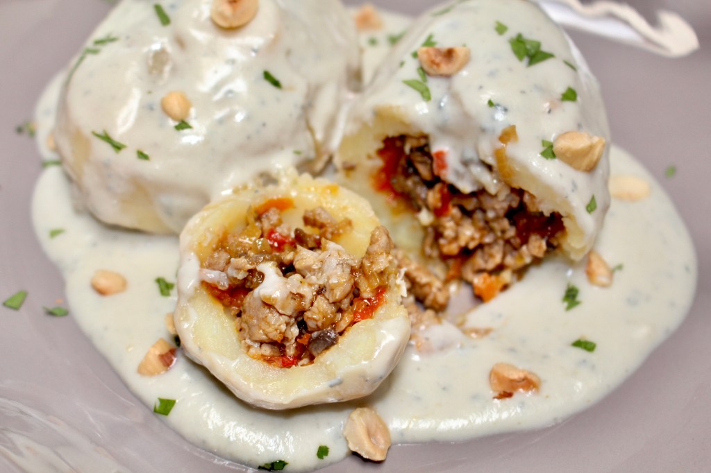 Patatas Rellenas de Carne con Salsa de Cabrales