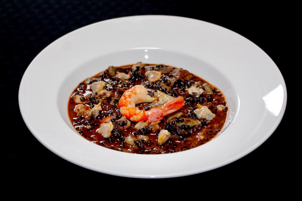 Lentejas Caviar con Alcachofa, Gambón y Berberecho