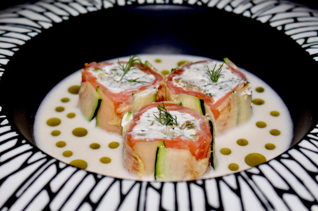 Rollitos de Calabacín y Salmón con Ajo Blanco