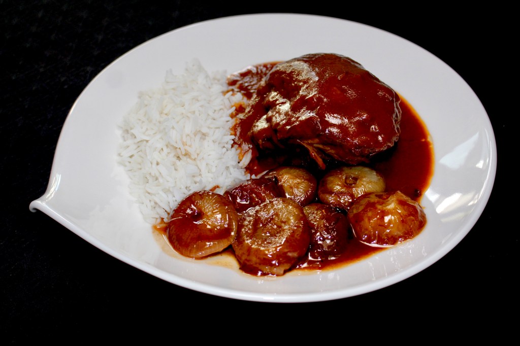 Cordero al Vino Tinto con Cebollitas Francesas