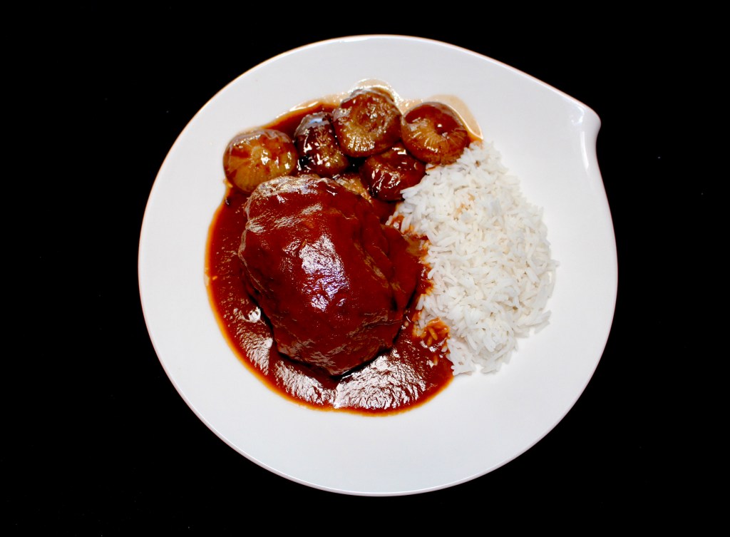 Cordero al Vino Tinto con Cebollitas Francesas