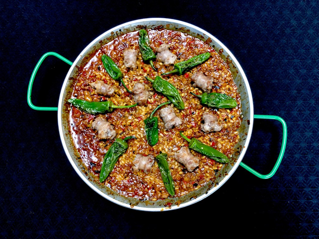 Arroz con Longaniza y Pimientos de Padrón